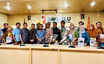 Foto Di Ruang Media Center Bawaslu RI